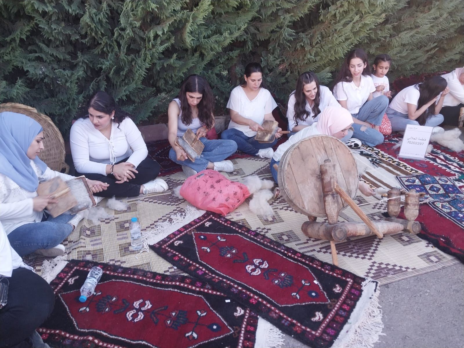 أين حرفة السجّاد اليدوي من هجمة السجاد الصناعي؟ إمرأة في الفاكهة تعاند العصر وتمضي في إنتاجها و"توريث" فنونها (فيديو)