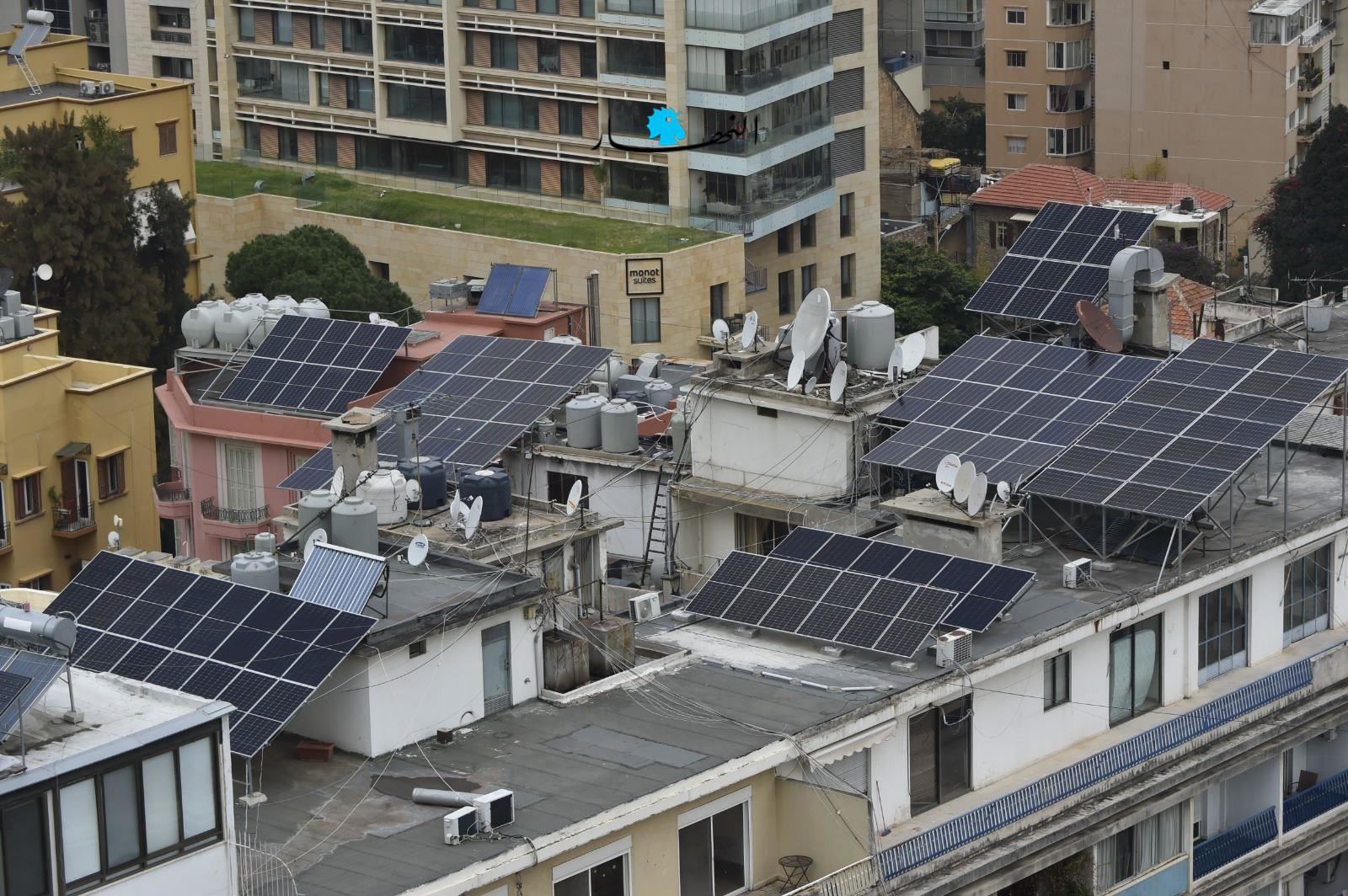 أنظمة الطاقة الشمسية فوق أسطح المباني (أرشيف).  