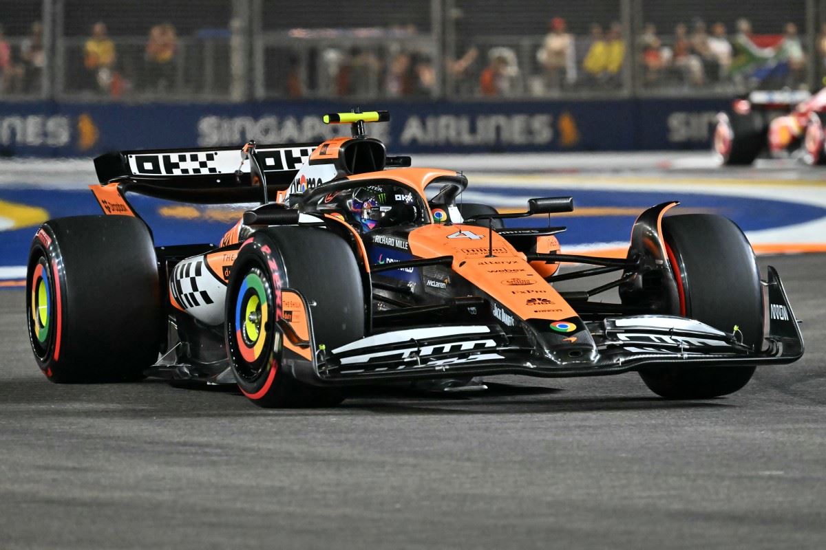 لاندو نوريس ينطلق من المركز الأول وحادث قوي لكارلوس ساينز