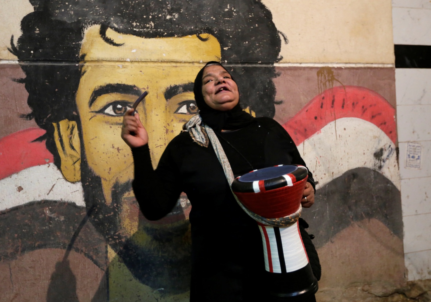 تحافظ دلال على عادة رمضانية متوارثة. (أرشيفية- رويترز)