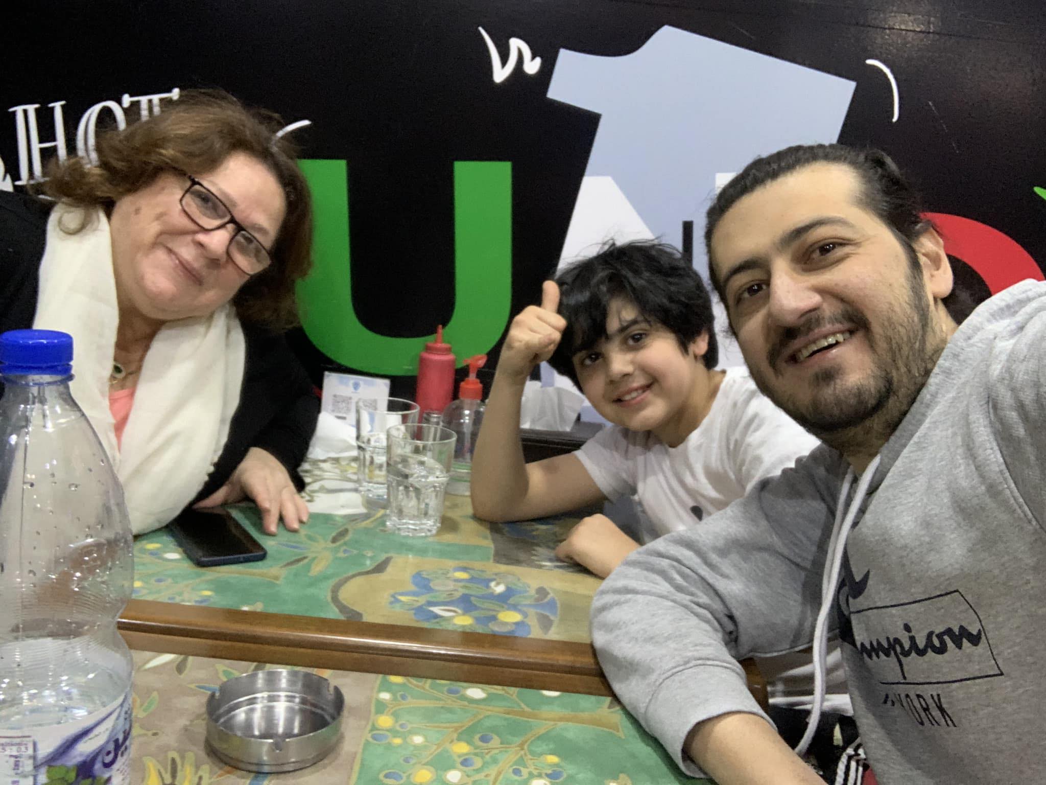 الممثلة السورية إيمان عبد العزيز برفقة نجلها الراحل عبد الرزاق حكيم وابنه (من حساب حكيم في فايسبوك).