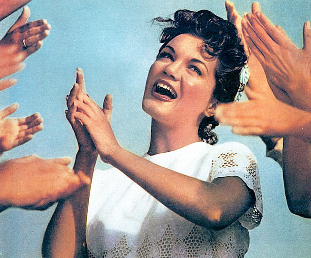 كوني فرانسيس والزمن الجميل (إنستغرام)