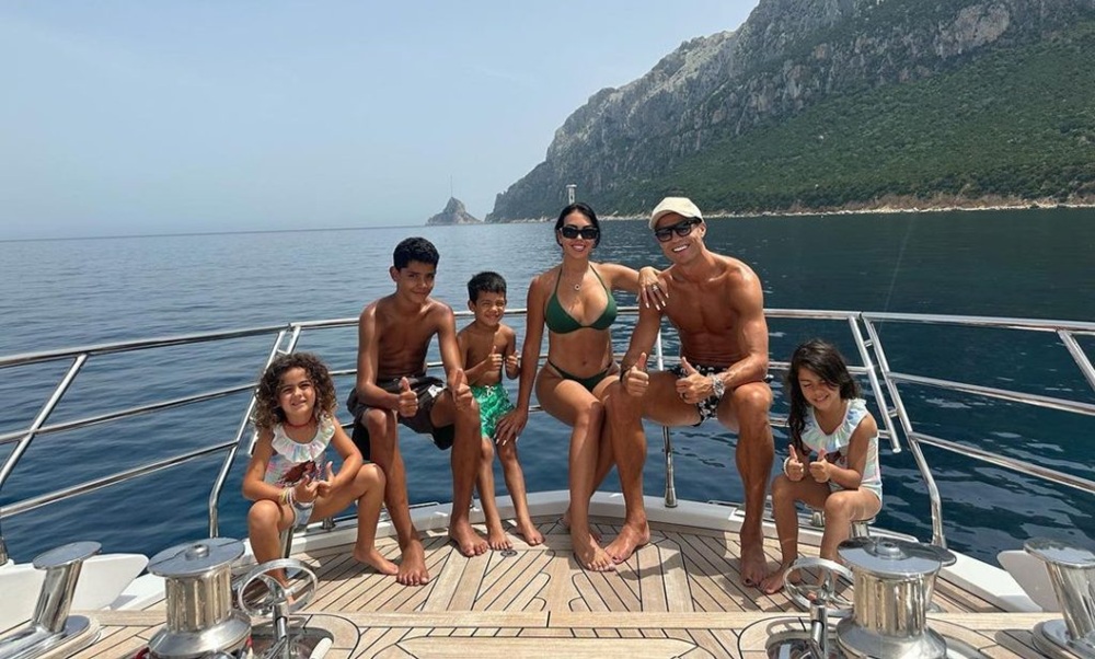 كريستيانو رونالدو وجورجينا رودريغيز وأولاده. (وكالات)