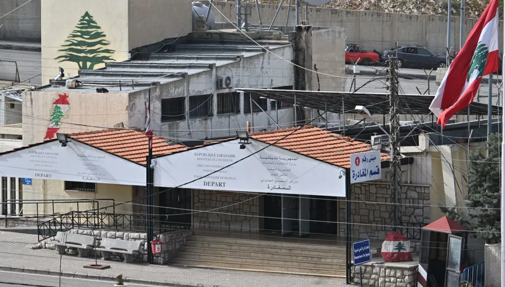 معبر المصنع الحدودي.... حركة الاستيراد والتصدير تتراجع تحت ضغط الإجراءات وقلق الاستهداف