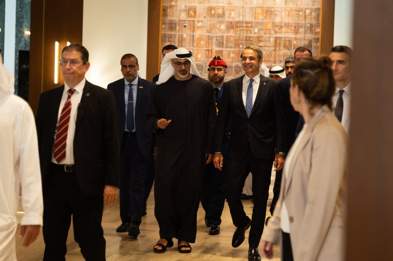 ولي عهد أبوظبي خالد بن محمد بن زايد آل نهيان ورئيس الوزراء اليوناني كيرياكوس ميتسوتاكيس ومسؤولون من البلدين (النهار).