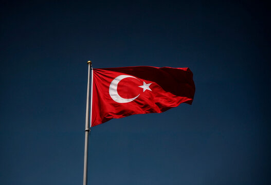 علم تركيا (وكالات).