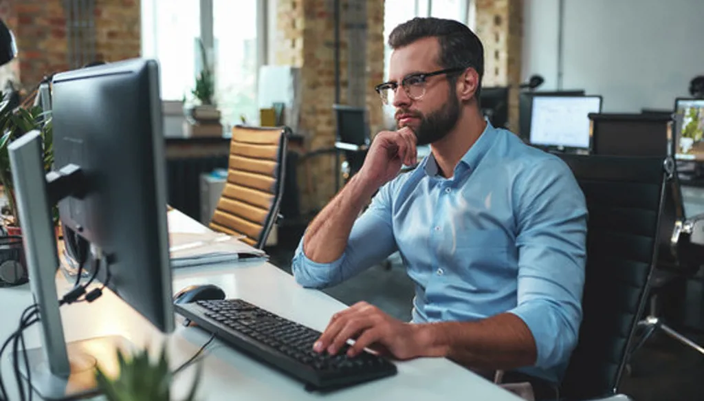 في اليوم العالمي للصحّة والسّلامة في العمل... صحّحوا عاداتكم اليوميّة الخطأ!