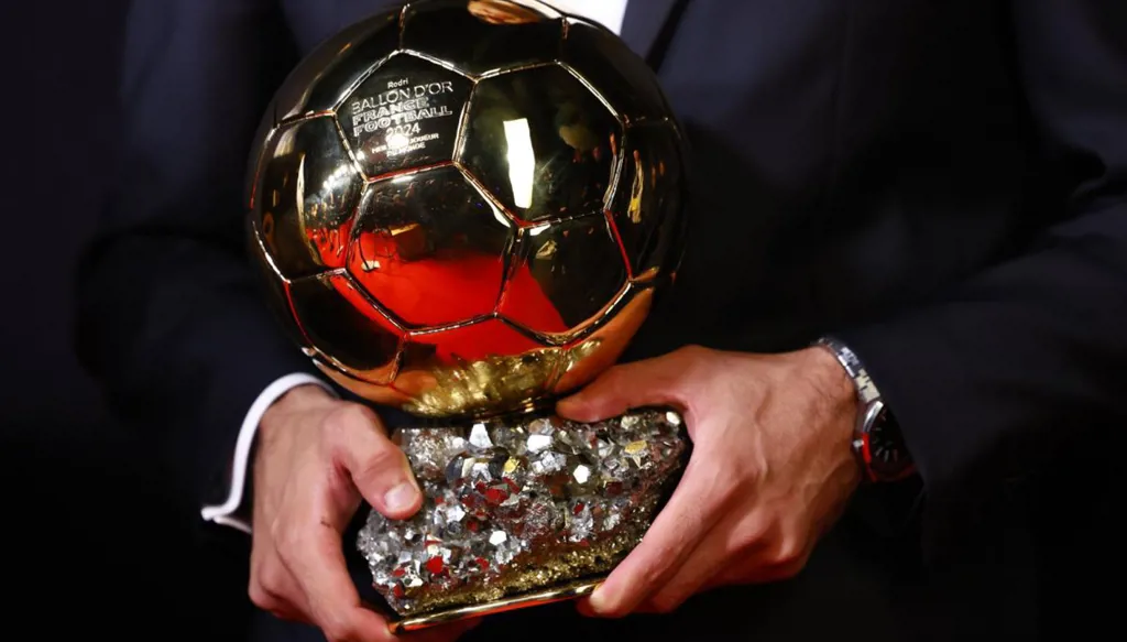 هل توجد جائزة نقدية للفائز بالكرة الذهبية؟