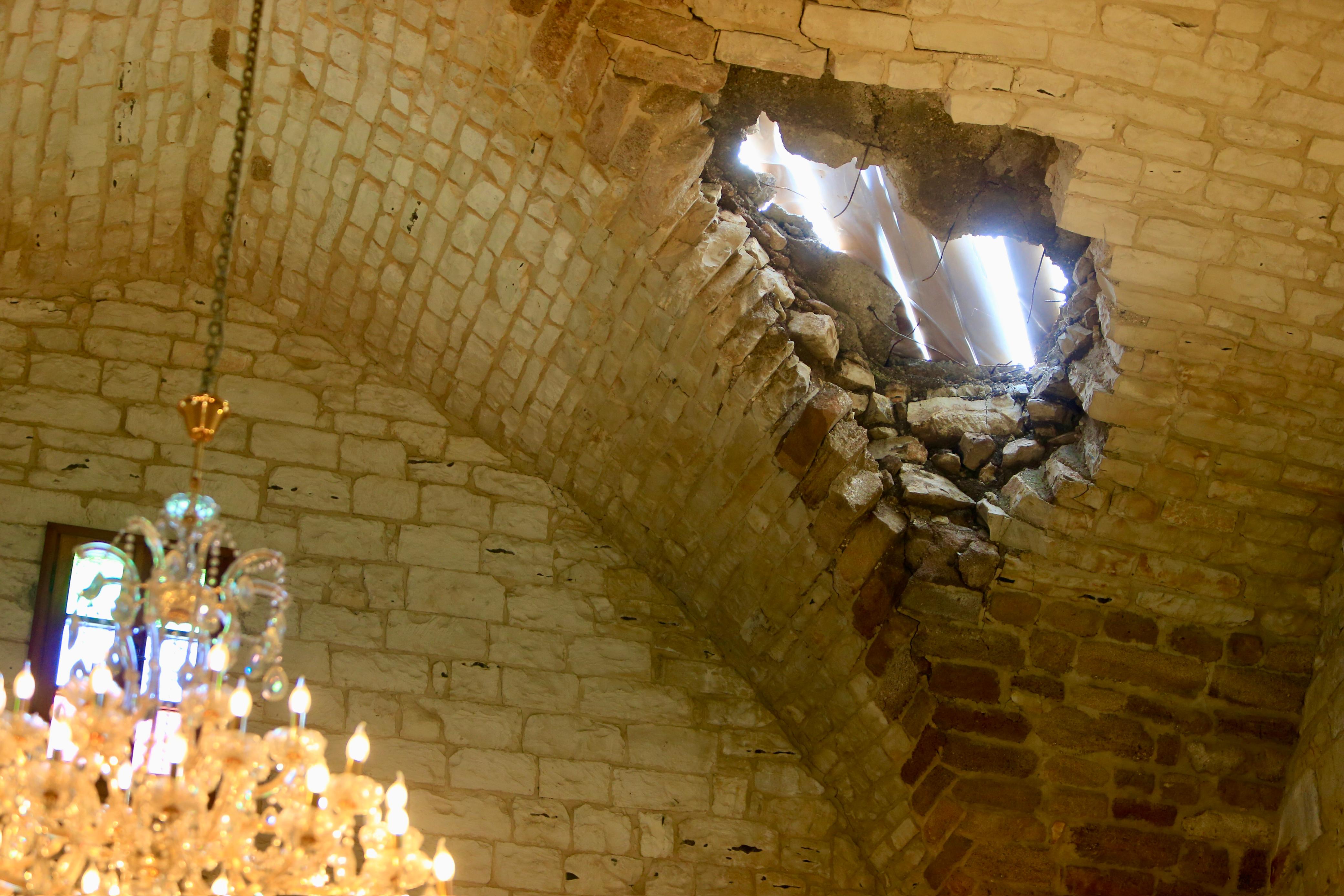 فجوة أحدثتها قذيفة مدفعية في سقف الكنيسة.