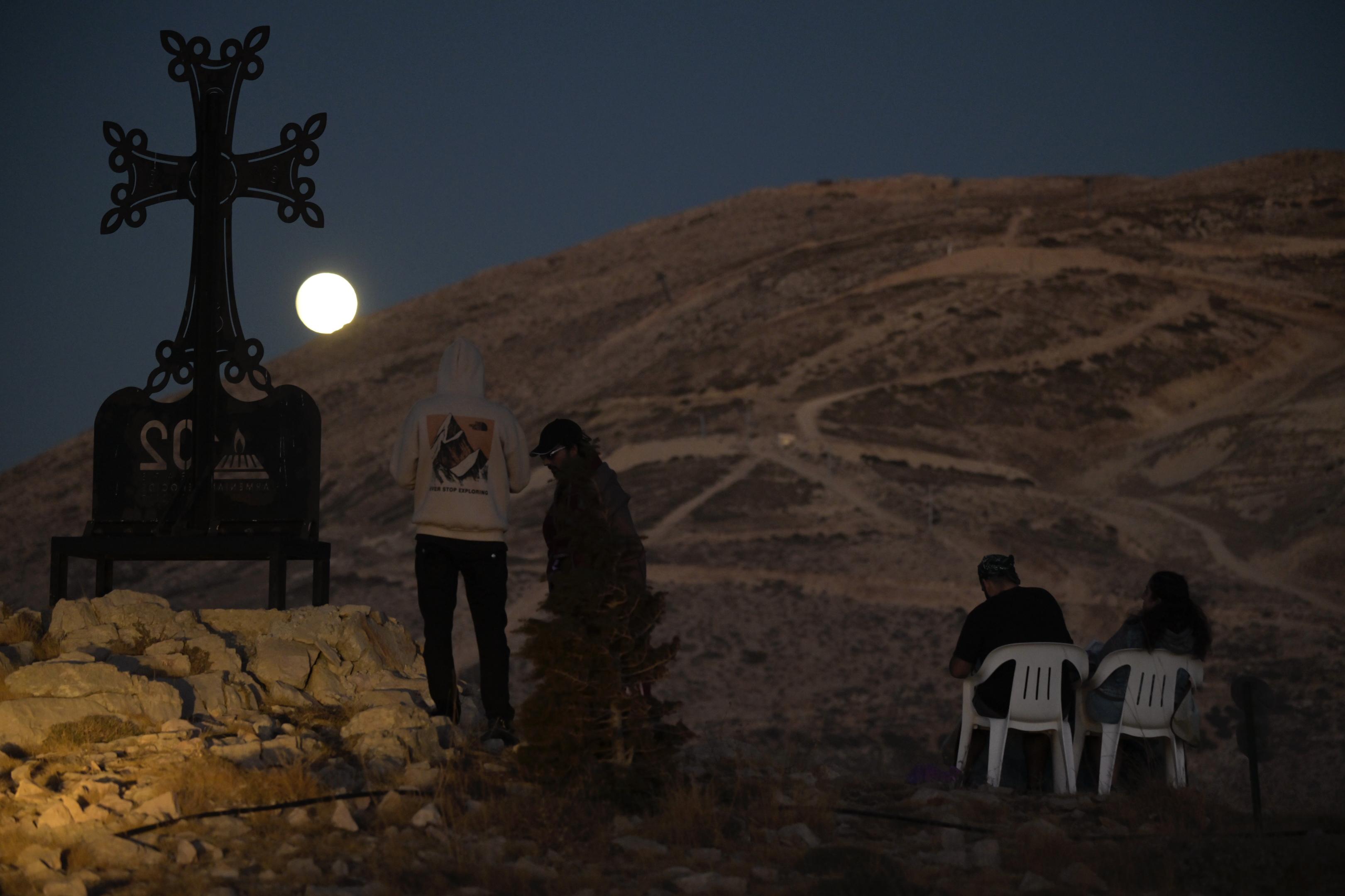 مشهد من رصد خسوف القمر في لبنان (نبيل إسماعيل)