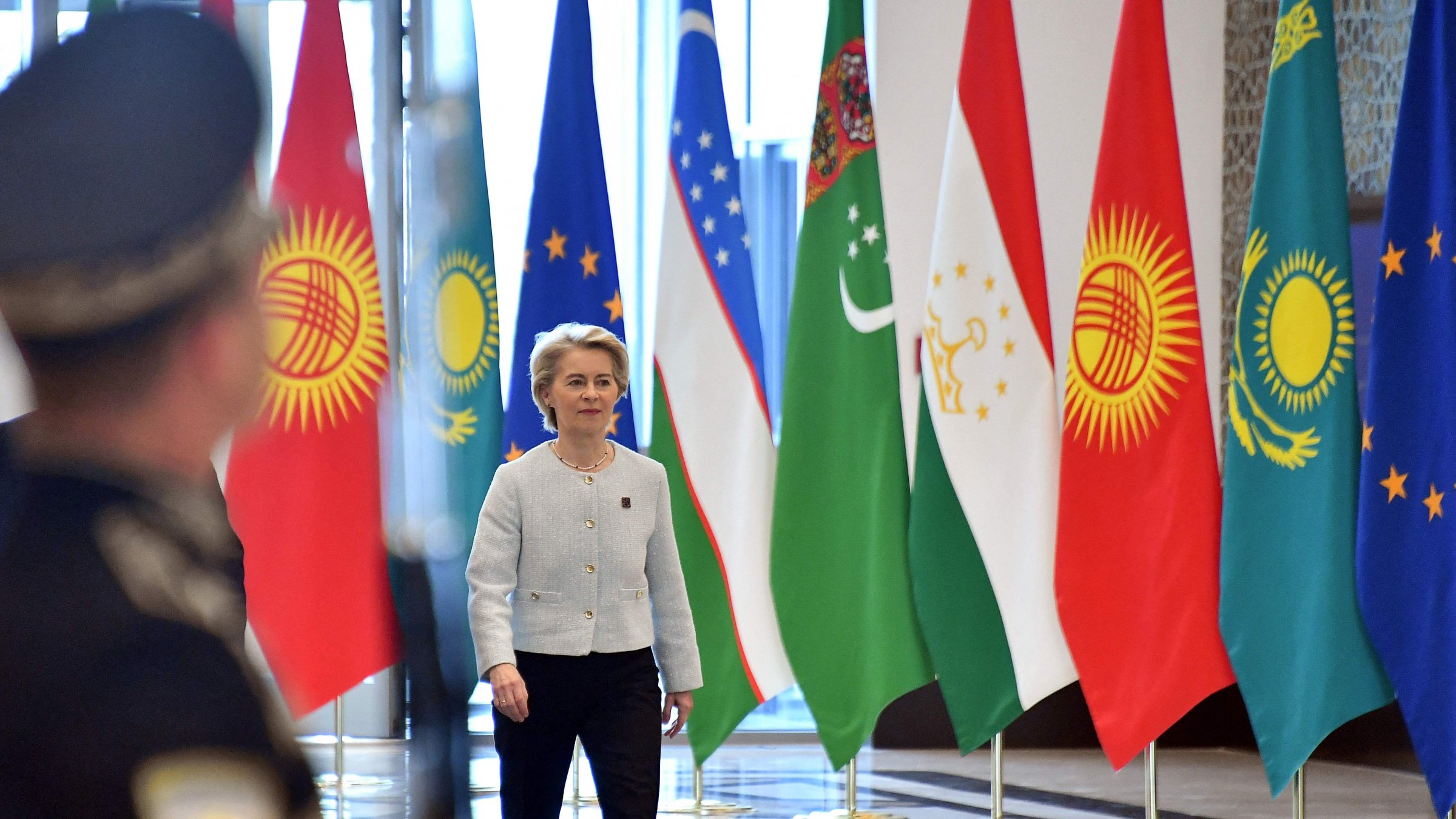 أورسولا فون دير لاين رئيسة المفوضية الأوروبية أثناء مشاركتها في القمة الأولى بين الاتحاد الأوروبي وآسيا الوسطى في سمرقند، أوزبكستان، في أبريل 2025. (أ ف ب)