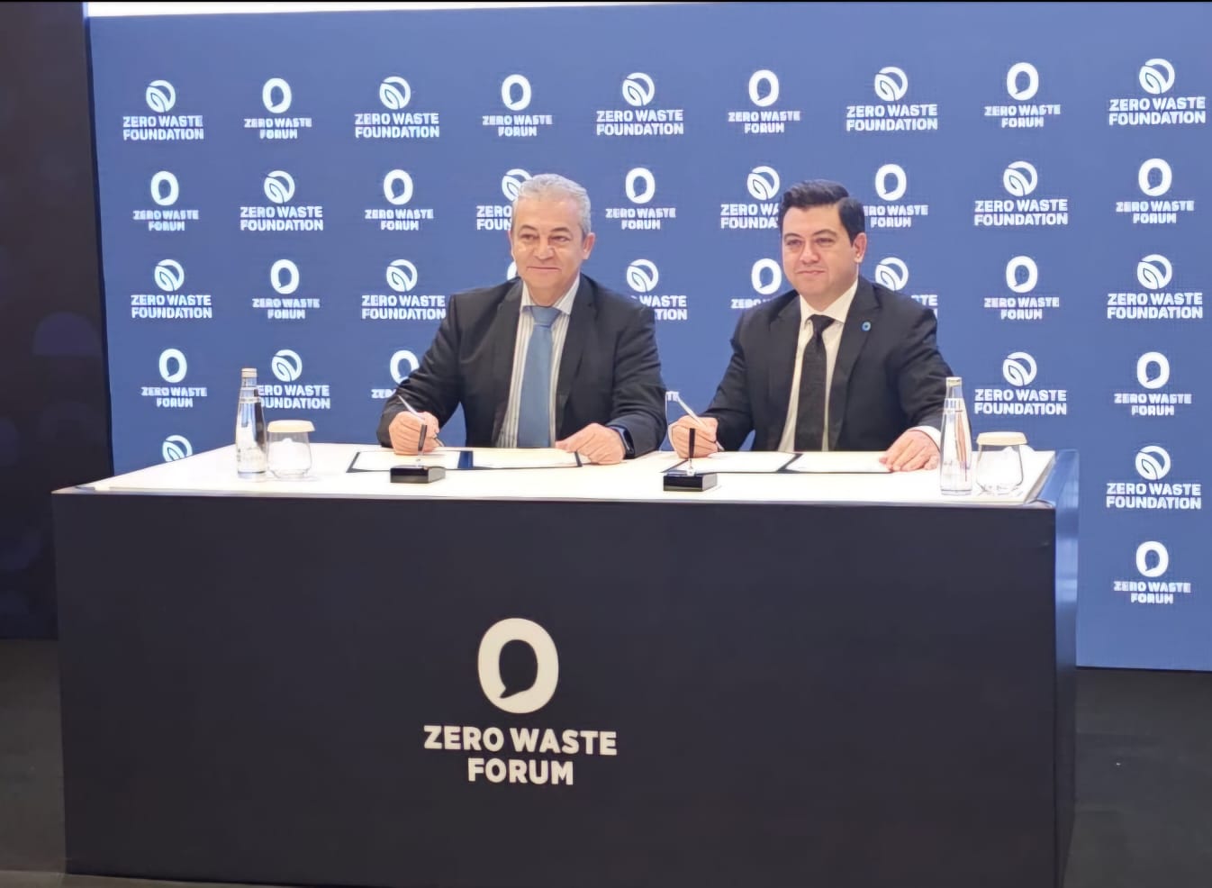 رئيس بلدية صيدا موقعاً المذكرة في اسطنبول. 