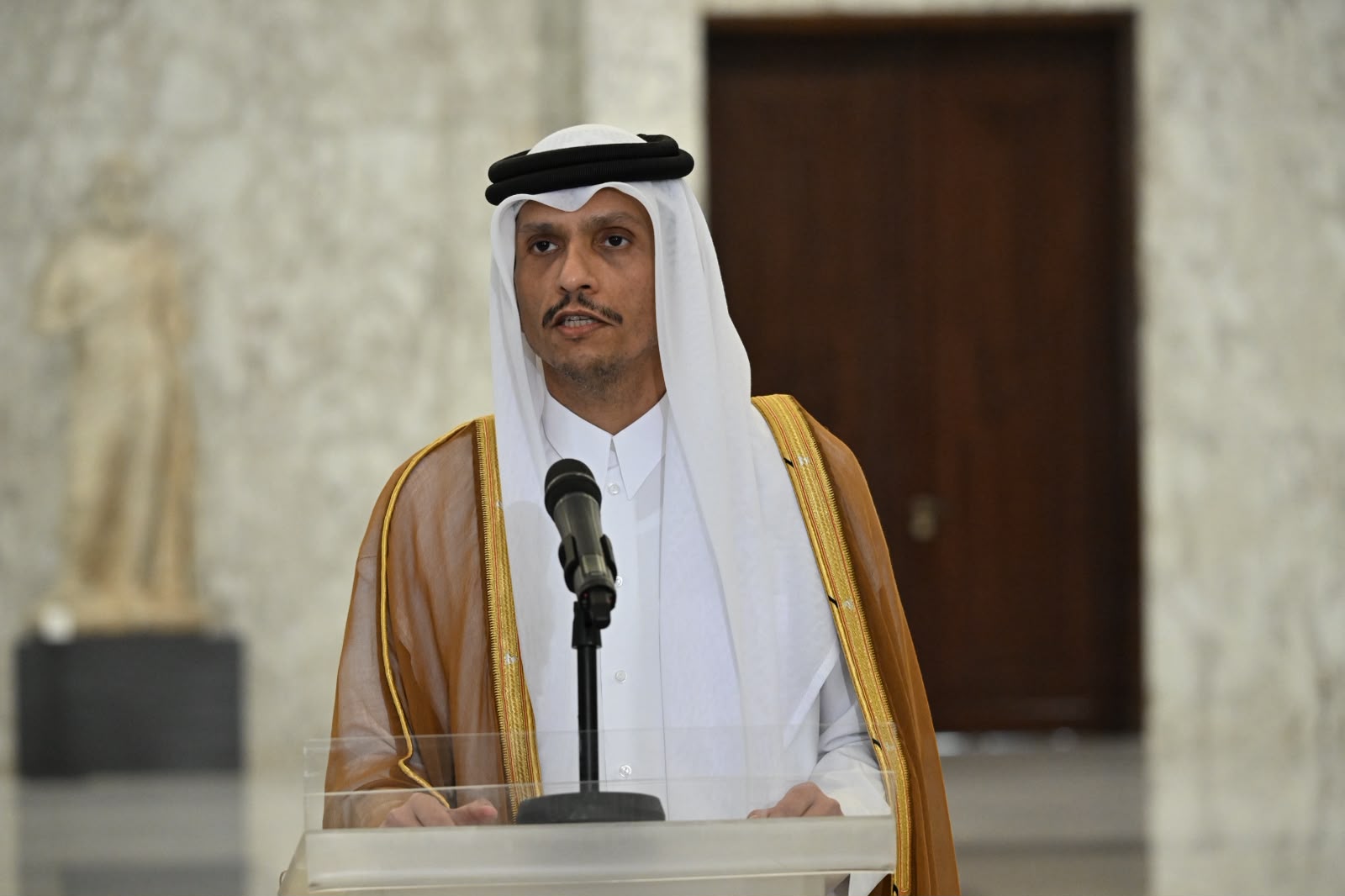 رئيس وزراء قطر (حسام شبارو).