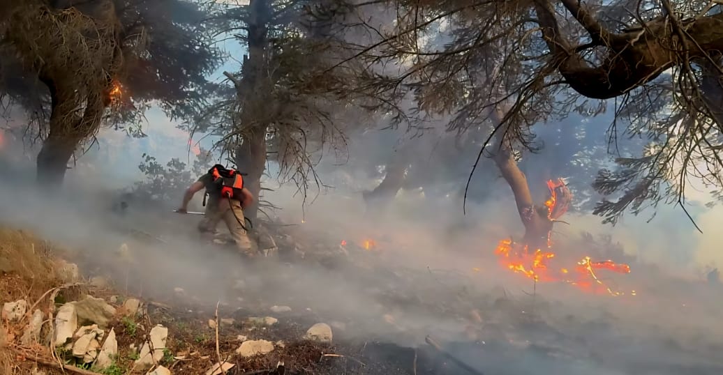 عنصر إطفاء وسط النار.