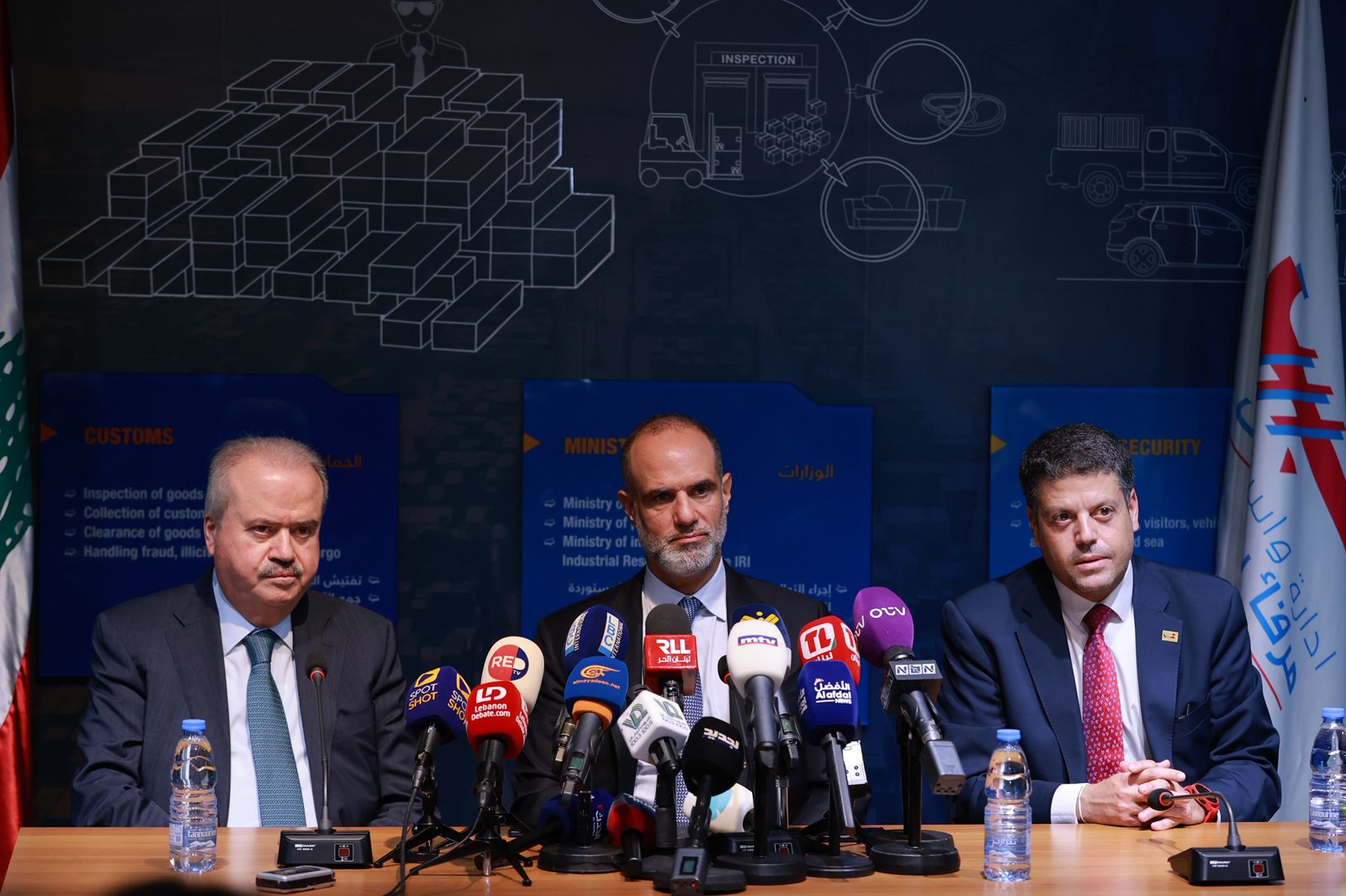 جولة وزارية في مرفأ بيروت للاطلاع على الماسحات الضوئية الجديدة (مواقع)