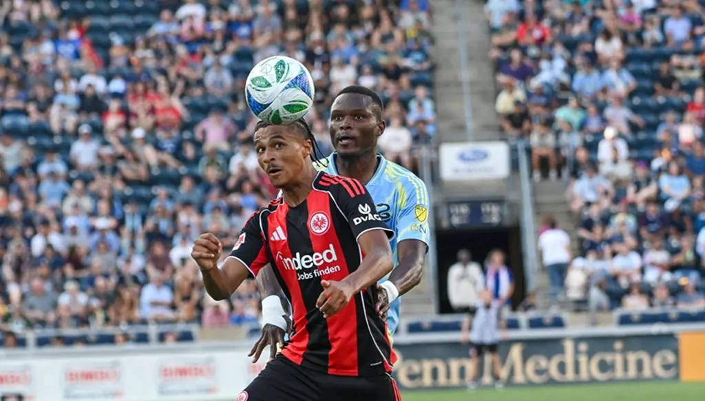 الدحيل يظفر بخدمات مدافع فرانكفورت