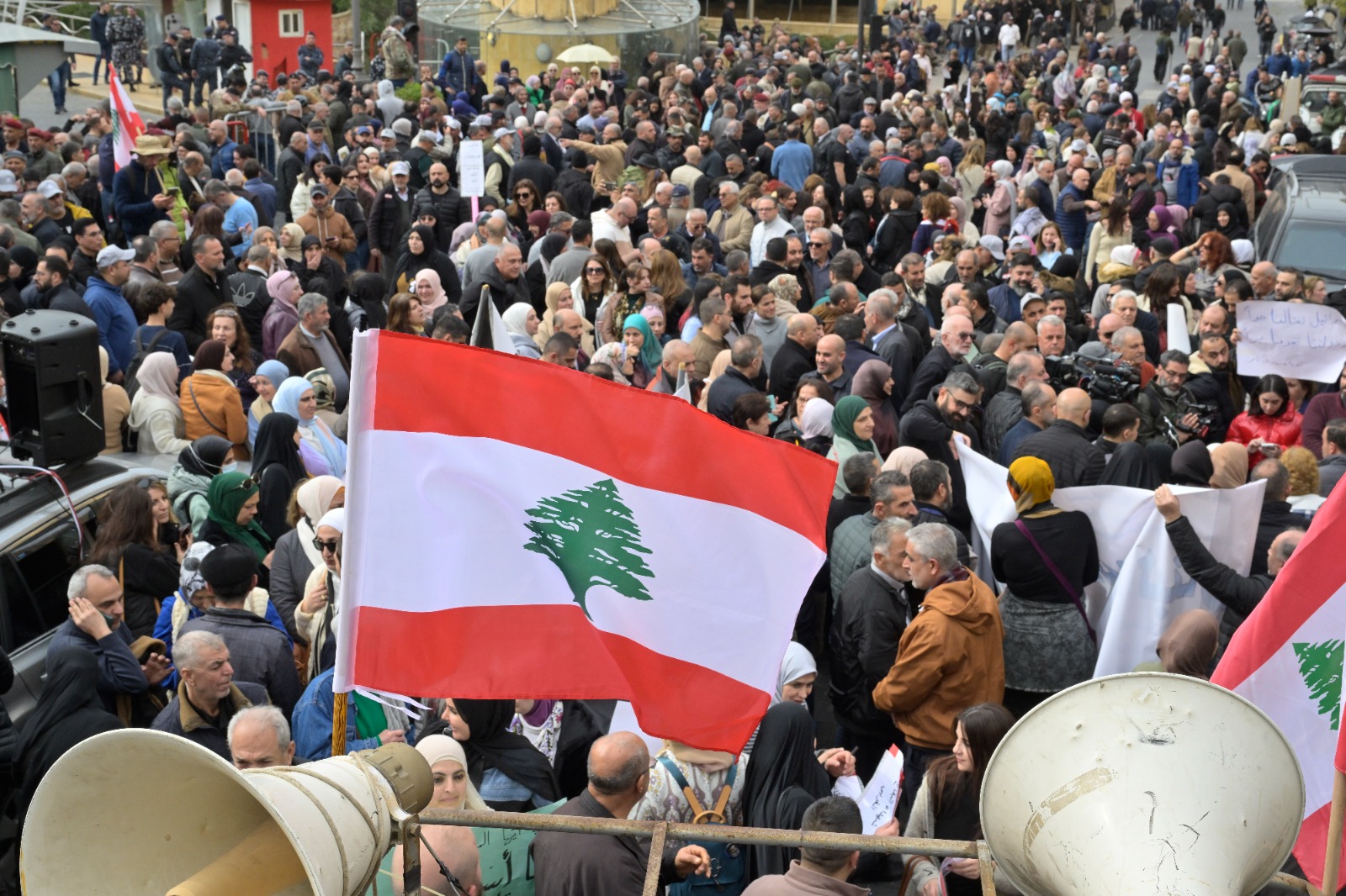 اساتذة وعسكريون معتصمون أمام السراي. (نبيل اسماعيل)