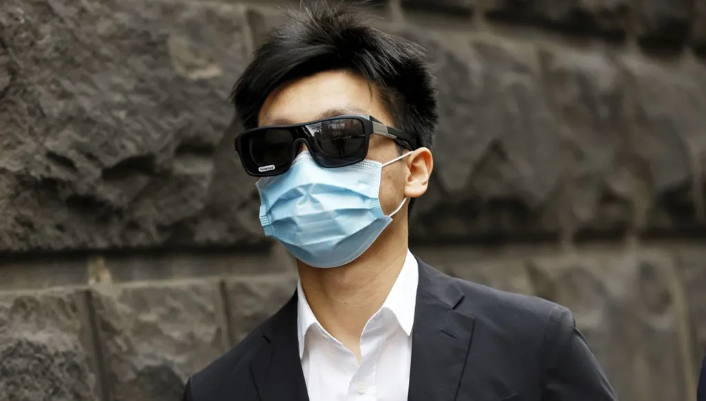 500 تهمة بحق طبيب صوّر زميلاته خلسة… وأُطلق سراحه