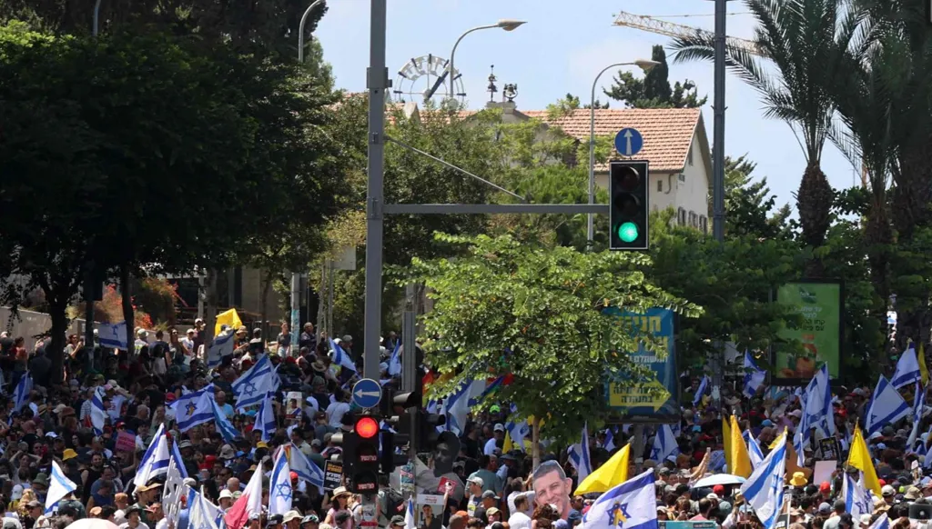 وحدة واكتئاب وإدمان... إسرائيل تتخذ خطوة لافتة في المدارس