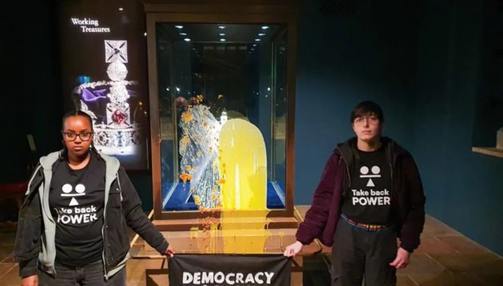 بالفيديو... "هجوم حلوى" على صندوق عرض التاج البريطاني