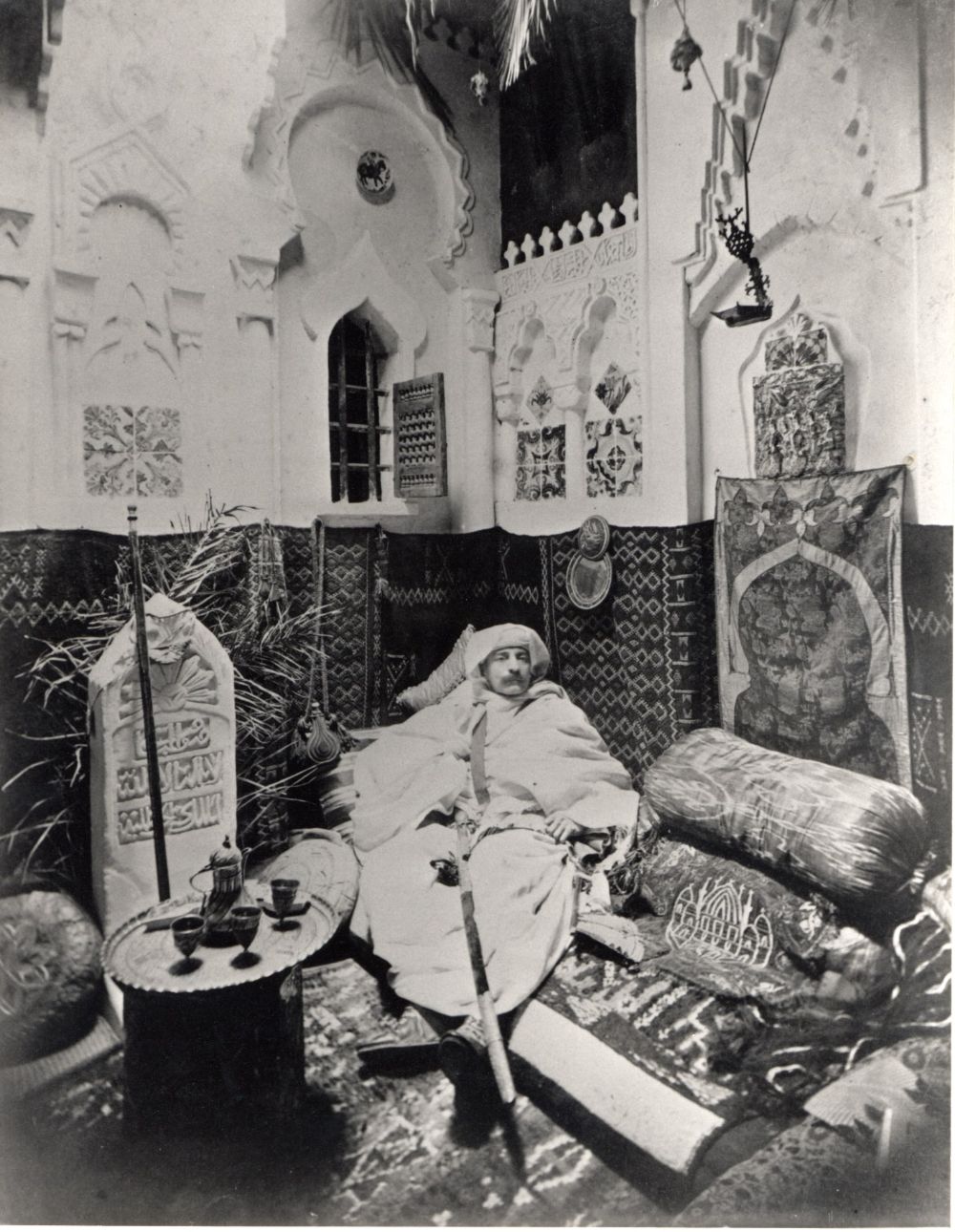 الكاتب بيار لوتي مستريحا في  القاعة العربية-min