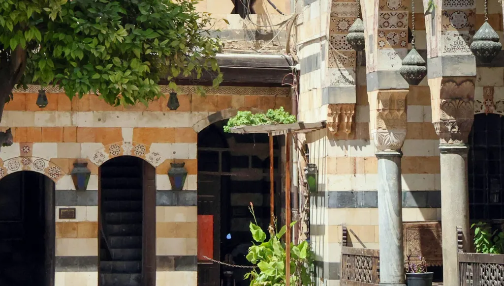 بالفيديو - نوستالجيا تاريخية: حرف دمشق القديمة... بين القمرجي والكمرجي