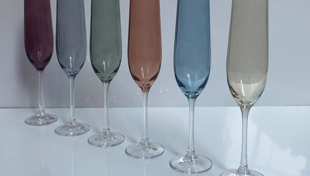 كؤوس شامبانيا ملونة 