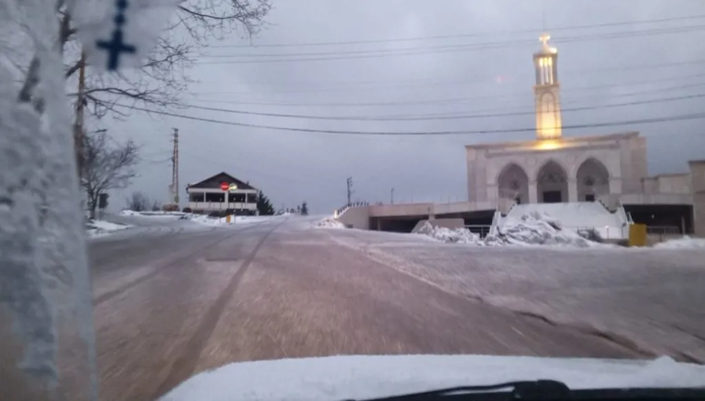 لبنان يتأثر بالمنخفض الجوي "آدم"... الثلوج تغطي المناطق الجبلية الشمالية (بالفيديو والصور)