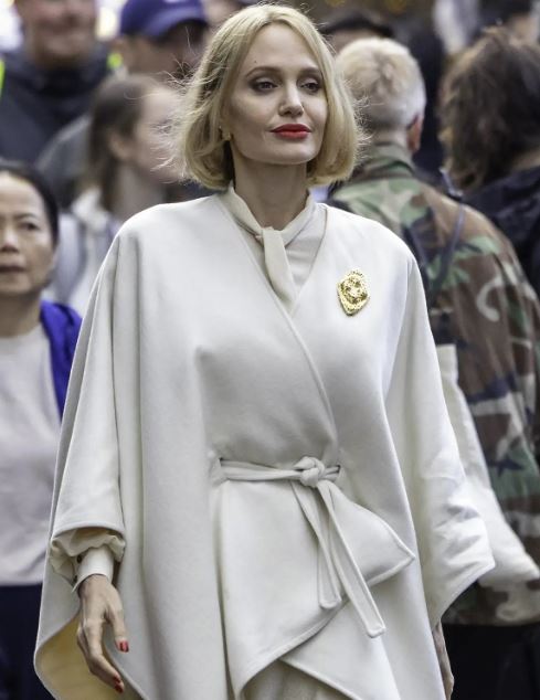 انجلينا جولي تعتمد الشعر الاشقر الكاريه (انترنت)