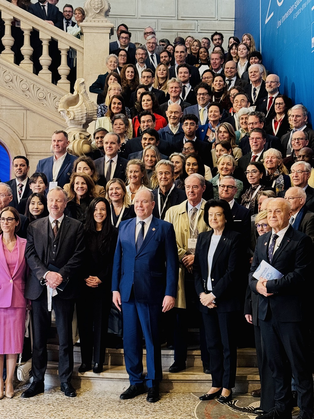 ألبر الثاني مع الضيوف خلال 'مبادرة موناكو الزرقاء'.