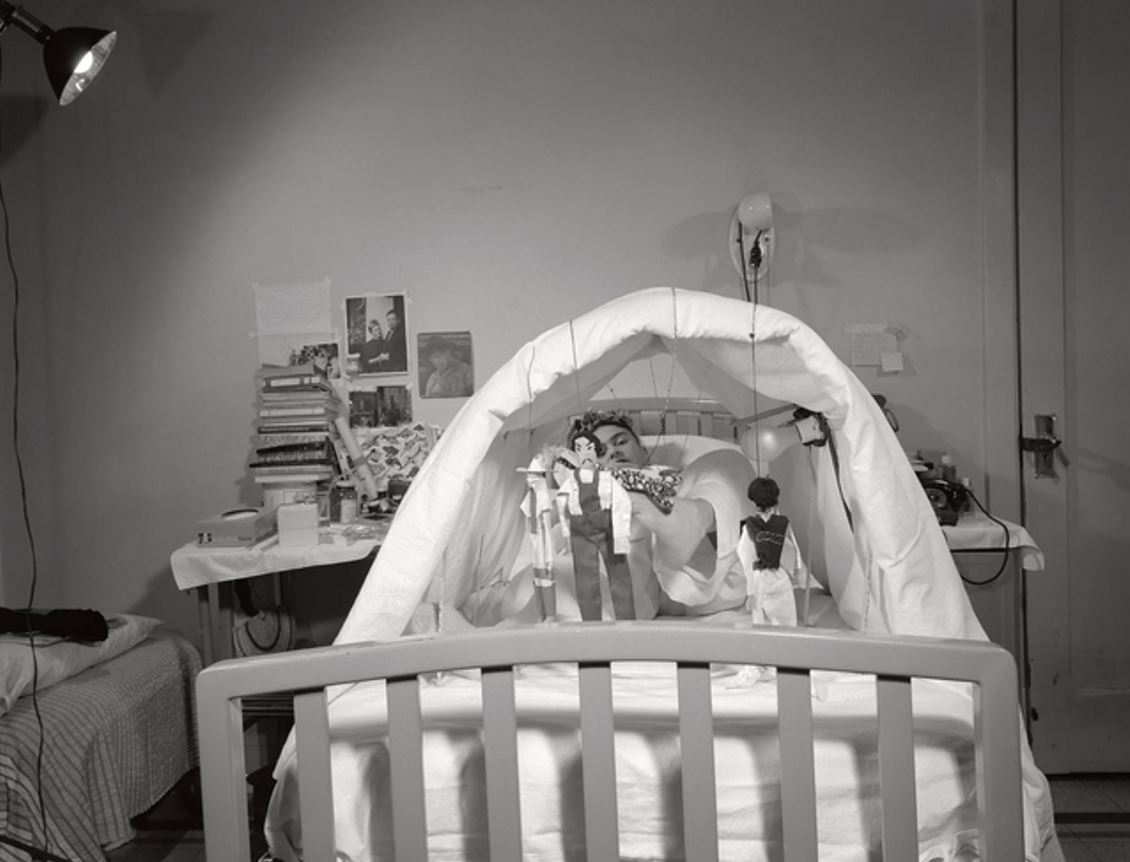 تنام في المستشفى الأَميركي وَحَولَها مجموعة دُمَاها (1954)