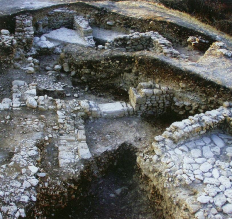 إِحدى الغُرَف لـحفْظ جرار النبيذ