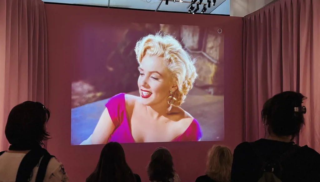 باريس تحتفي بماريلين مونرو في مئويتها: ماذا داخل الفستان الأبيض؟