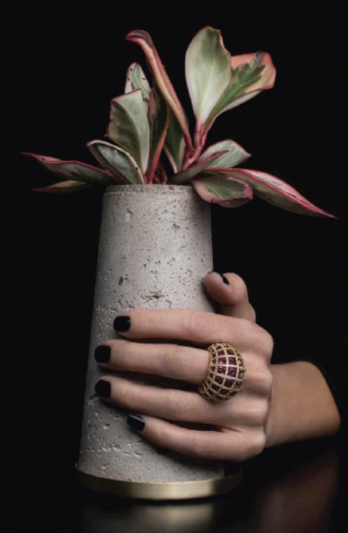 خاتم يحتضن صمود بيروت (جائزة معرض لاس فيغاس 2022).