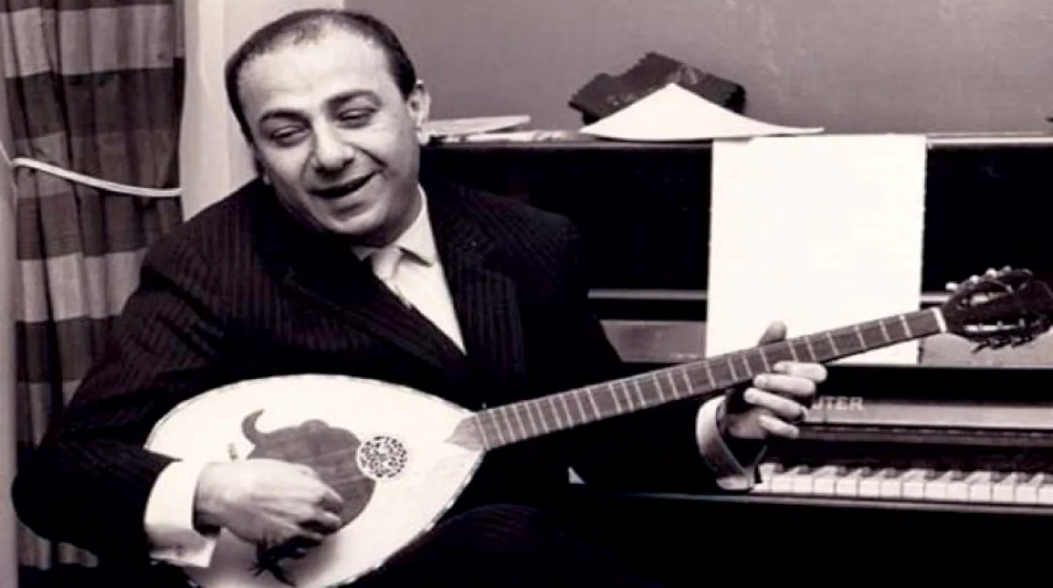 عاصي بدأَ عازفًا في فرقة موسيقية.