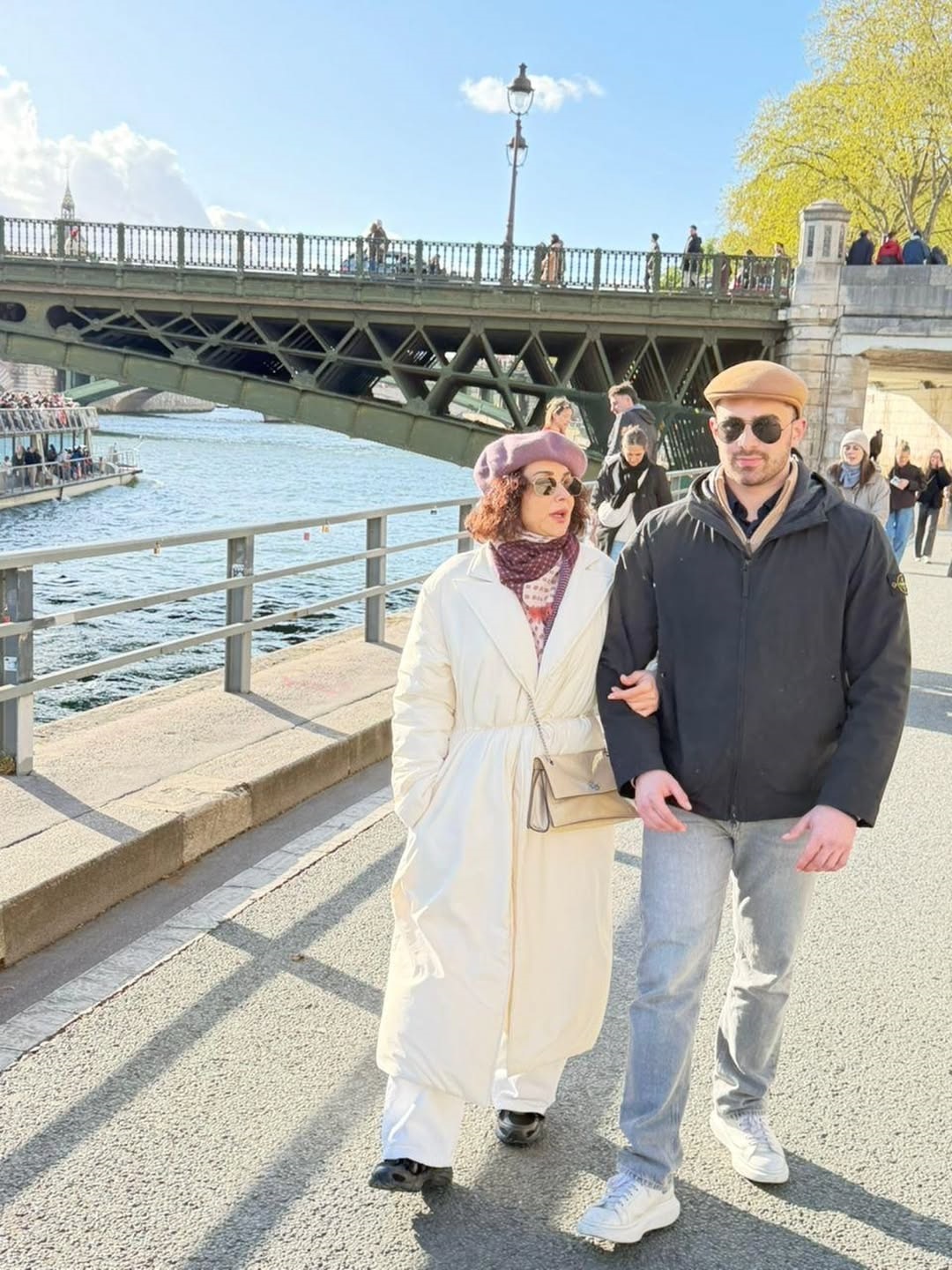 كاريس بشار مع ابنها مجد في باريس (انستغرام)