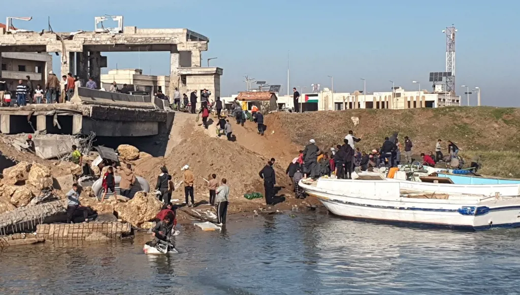 معاودة فتح المعابر الحدودية الشمالية دونها عقبات... جسور مدمرة وإدارة جديدة منتظرة