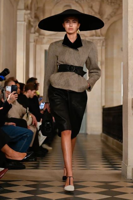عرض جاكيموس في أسبوع الموضة للأزياء الجاهزة لخريف وشتاء 2026 في باريس (موقع WWD الإلكتروني)