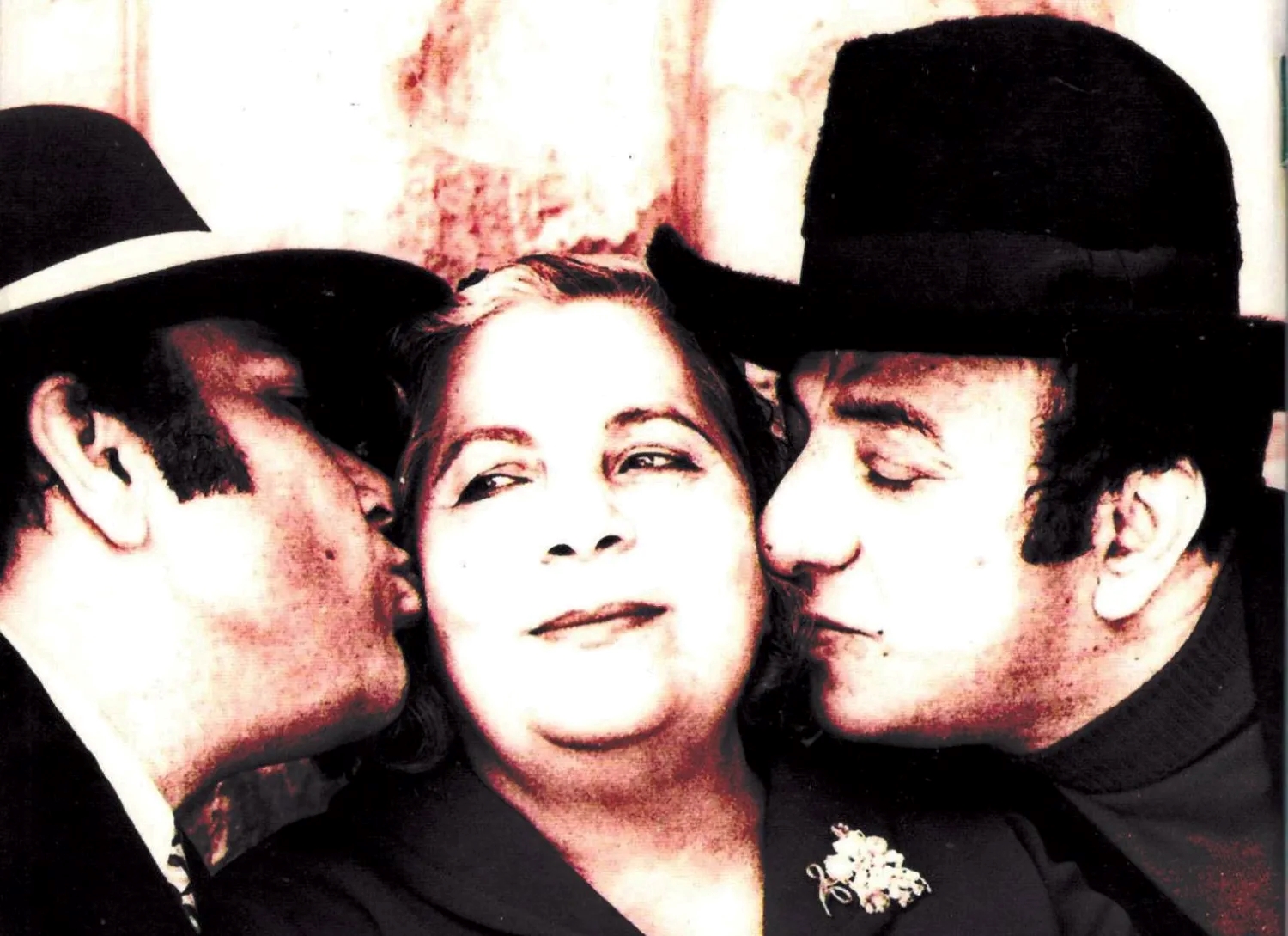 عاصي ومنصور وبينهُما أُمّ عاصي.