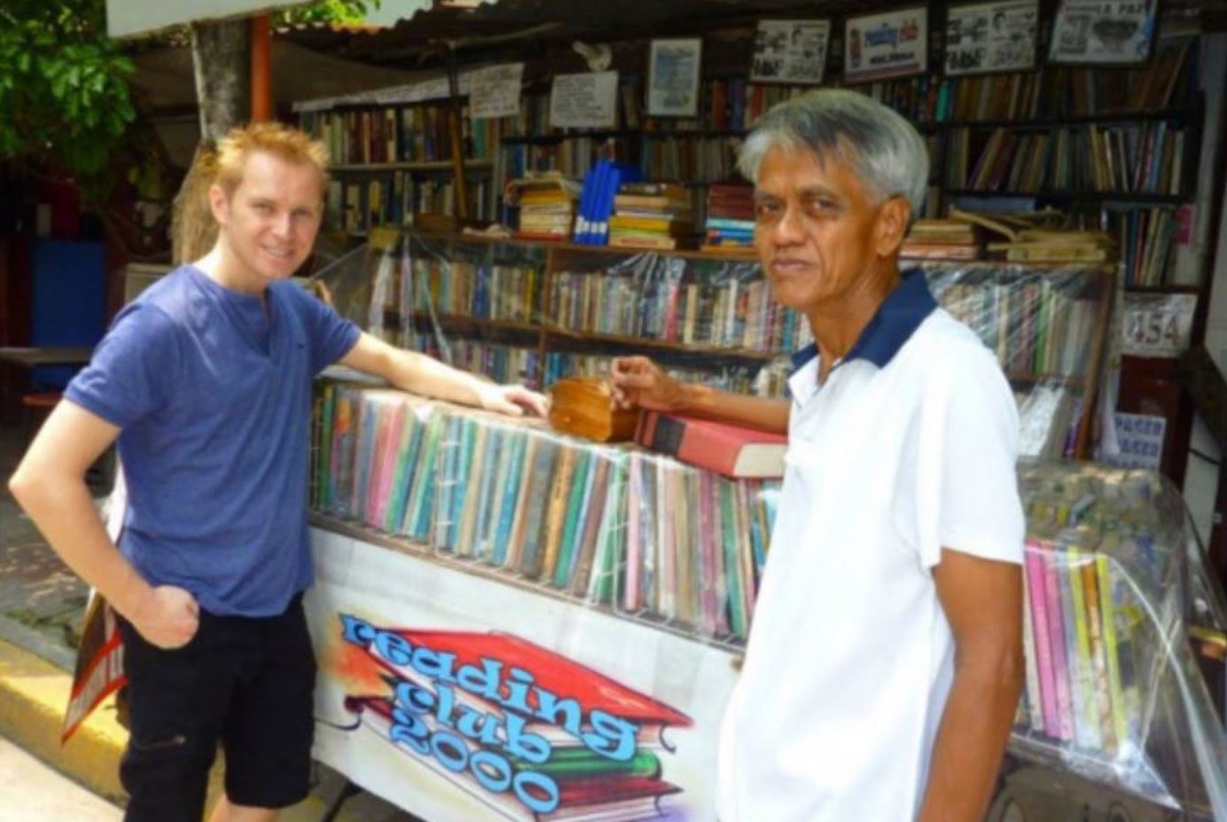 يساعد زائرًا على الاختيار.