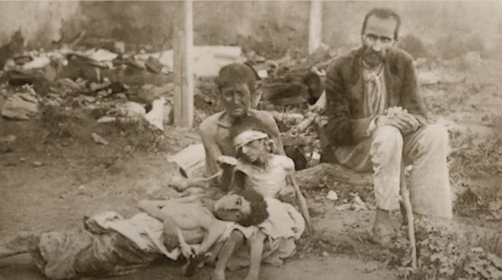 أُسرة لبنانية منكوبة بين الجوع والموت.