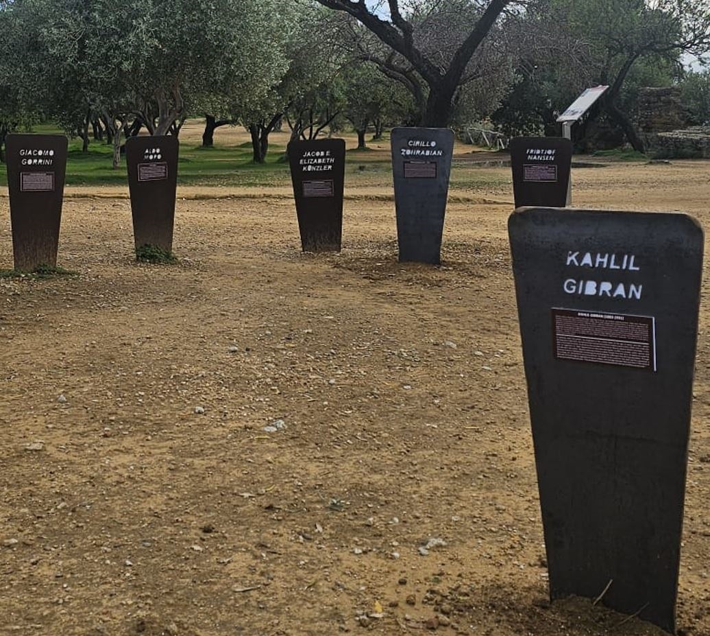 نُصْبُ جبران في مقدمة سائر الأَنصاب.