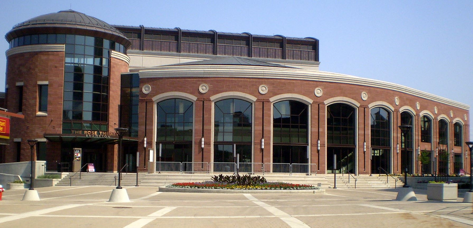 مسرح الزهريّ (برامبتون) حيث تقرأُ معظم قصائدها