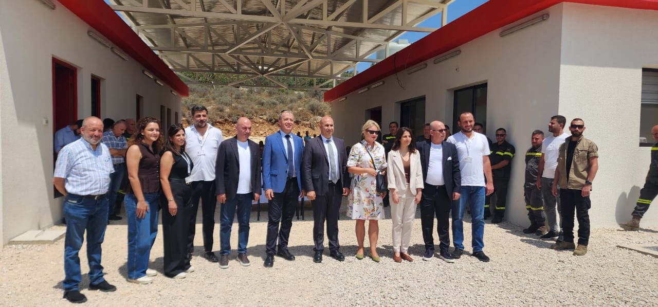 صورة جماعية تضم الوفد البولندي الداعم لتدشين مركز الدفاع المدني في القبيات (ميشال حلاق)
