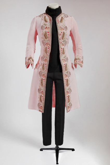 طقم من تصميم راف سيمونز، مستوحى من القرن الثامن عشر، من مجموعة 