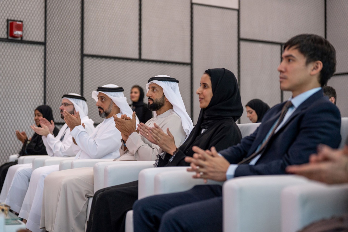 الدكتور سلطان بن سيف النيادي وعدد من المسؤولين خلال حفل التكريم.