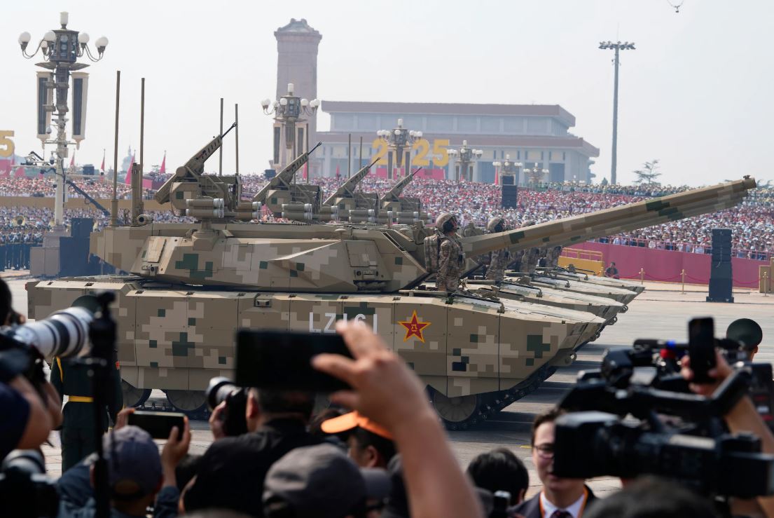 دبابات قتالية من طراز 100 تشارك في العرض العسكري (أ ب)