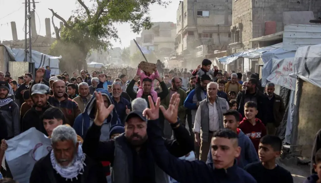 رسالة من وزير الدفاع الإسرائيلي لسكان غزة... ومسيرات في بيت لاهيا ضد حماس