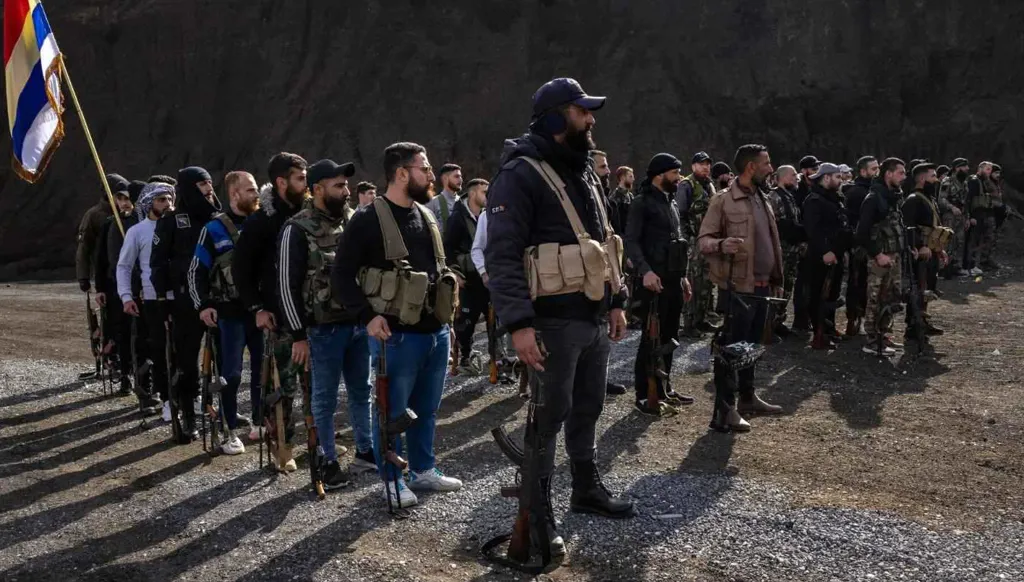 بالفيديو - "تم توقيفهم"... عناصر الهجري يتجاوزون الخطوط الحمراء: حلق شوارب ونتف لحى مشايخ!