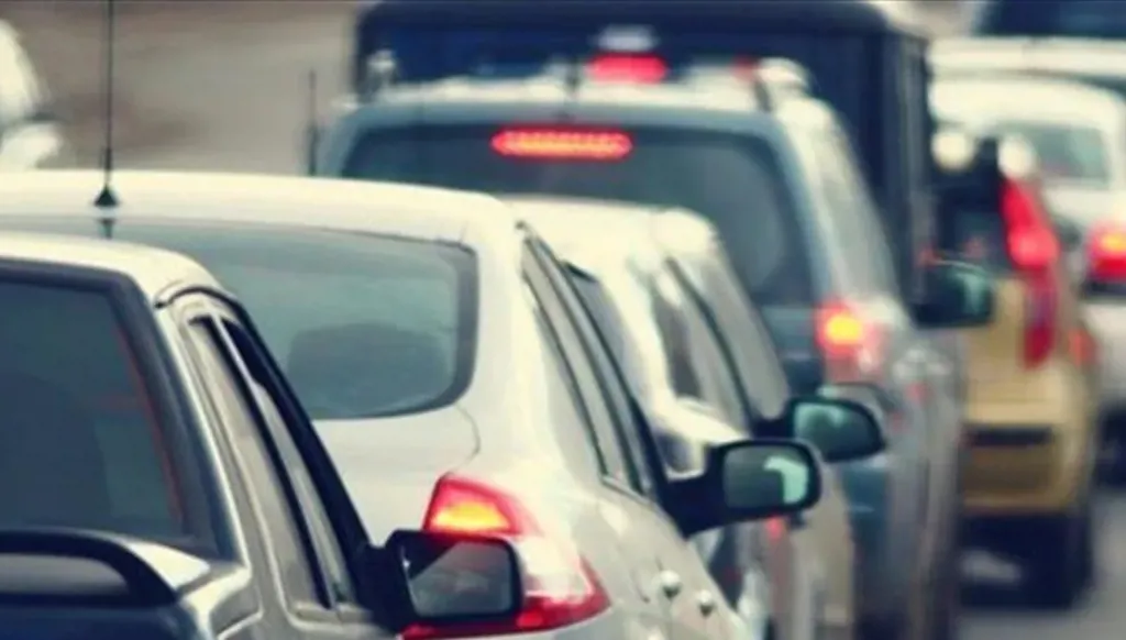 تسرب زيت من شاحنة يتسبب بزحمة سير خانقة على أوتوستراد الدورة